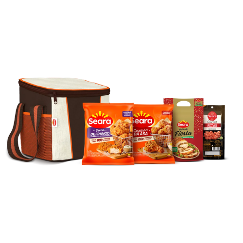 Kit Confraternize com uma bolsa térmica marrom com detalhes laranja e quatro produtos alimentícios. Os itens são: uma Coxinha da Asa Empanada Tradicional Seara, Iscas de frango empanadas apimentadas, um Peito De Fiesta Recheado e um Salame Tipo Italiano Fatiado.
