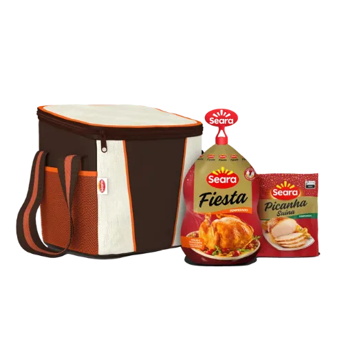 Kit Agradecimento com uma bolsa térmica marrom com detalhes laranja e dois produtos alimentícios. Os itens são: um frango temperado 