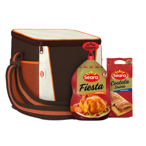 Kit Alegria de Natal Seara composto por uma bolsa térmica marrom com detalhes laranja e dois produtos alimentícios. Um deles é um frango temperado pronto para assar chamado 