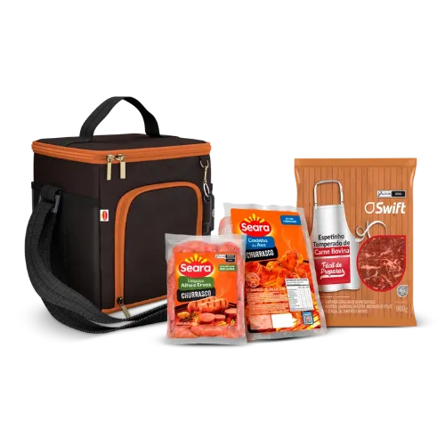 Kit Churras com uma bolsa térmica marrom com detalhes laranja e três produtos alimentícios. Os itens são: uma linguiça para churrasco de alho e ervas e uma coxinha da asa para churrasco temperada, ambos da marca Seara e um pacote de espetinhos de carne bovina da marca Swift.