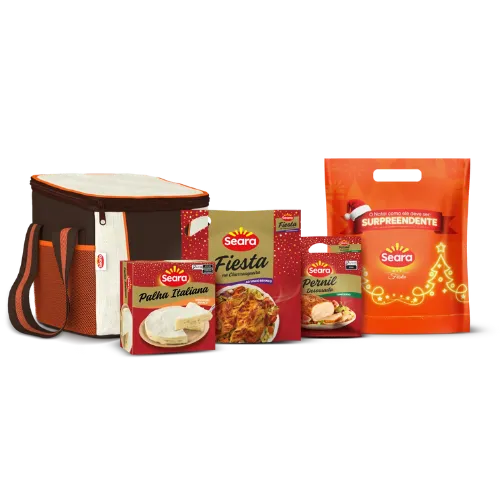 Kit Delícia de Natal com uma bolsa térmica marrom com detalhes laranja e três produtos alimentícios. Os itens são: uma palha italiana, um frango fiesta para churrasqueira e um pernil desossado, todos da marca Seara. Ao lado dos produtos, há uma sacola laranja com o logotipo da Seara e a frase 