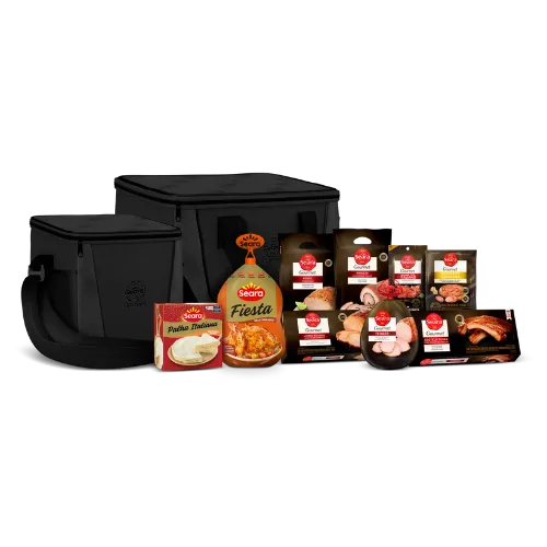 Kit Estrela de Natal com duas bolsas térmicas pretas com a logo de Seara Gourmet, uma grande e outra média, no centro e com nove produtos: uma palha italiana, um frango fiesta com tempero mediterrâneo, um Tender Seara Gourmet, um Lombo barbecue Seara Gourmet, uma Linguiça Cuiabana Seara Gourmet, um Salame Tipo Italiano Fatiado, um Pernil Com Ervas Seara Gourmet, uma Panceta Recheada Seara Gourmet e uma Costela barbecue Seara Gourmet.