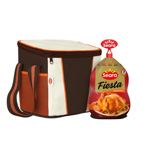 Kit Fiesta com uma bolsa térmica marrom com detalhes laranja e um produto alimentício. Os itens é: um fiesta com embalagem predominantemente vermelha e com a foto de um frango fiesta no centro da embalagem.