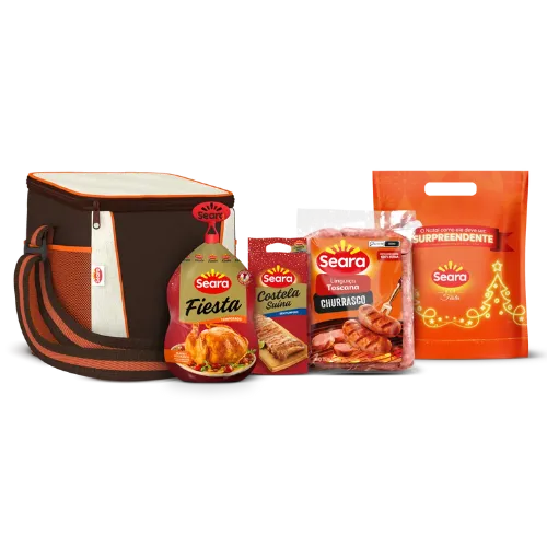 Uma foto de um kit de produtos da marca Seara. O kit contém uma bolsa térmica marrom com detalhes laranja, uma embalagem de frango assado Fiesta Seara, uma embalagem de costela Seara e uma embalagem de linguiça toscana Seara e acompanha uma sacola plástica temática de Kit Festa na cor predominante laranja.