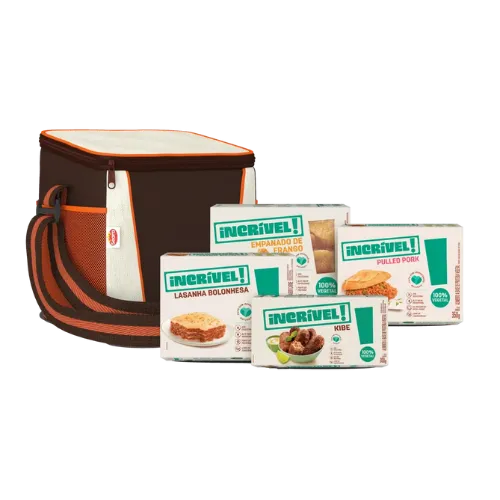 Kit Incrível! contém uma bolsa térmica marrom com detalhes laranja e quatro produtos alimentícios. Os itens são: uma 'Lasanha Bolonhesa,' um 'Empanado de Frango,' um pacote de 'Pulled Pork' e um pacote de 'Kibe,' todos produtos à base de vegetais e parte da linha de alimentos plant-based 'Incrível!' que possui embalagem predominantemente branca e verde e com a logo da marca.