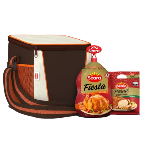 Kit Luzes de Natal com uma bolsa térmica marrom com detalhes laranja e dois produtos alimentícios. Os itens são: um frango temperado 