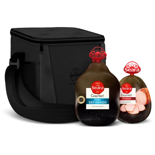 Kit Magia de Natal com uma bolsa térmica preta e dois produtos alimentícios. Os itens são: um peru e um tender defumados. Todos os produtos estão dispostos em frente à bolsa térmica.