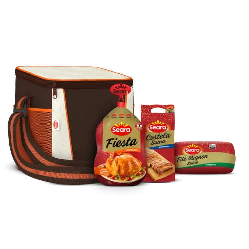 A imagem exibe um kit da Seara com uma bolsa térmica marrom com detalhes laranja e bege, e três produtos alimentícios. O primeiro é um pacote de Frango Fiesta, com embalagem vermelha e dourada. O segundo é uma caixa de Costela Suína temperada, com embalagem vermelha e amarela. O terceiro é um pacote de Filé Mignon Suíno, com cores vermelha e verde. Esses produtos são de proteína, prontos para serem preparados em refeições.