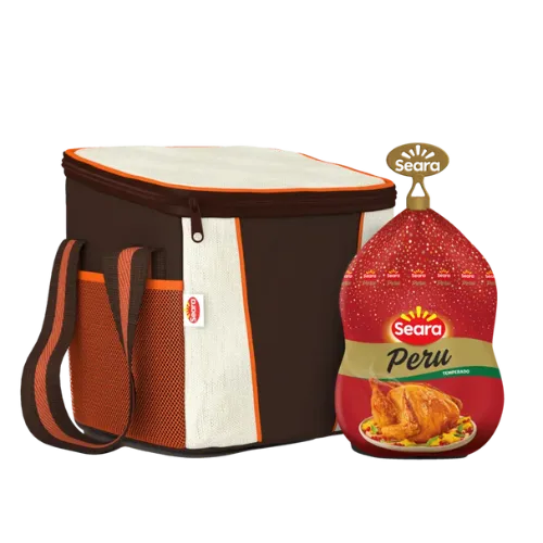 Kit Peru com uma bolsa térmica marrom com detalhes laranja e um produto alimentício. O item é: Peru Temperado com embalagem predominantemente vermelha, com um peru já feito no meio e com a logo da Seara.