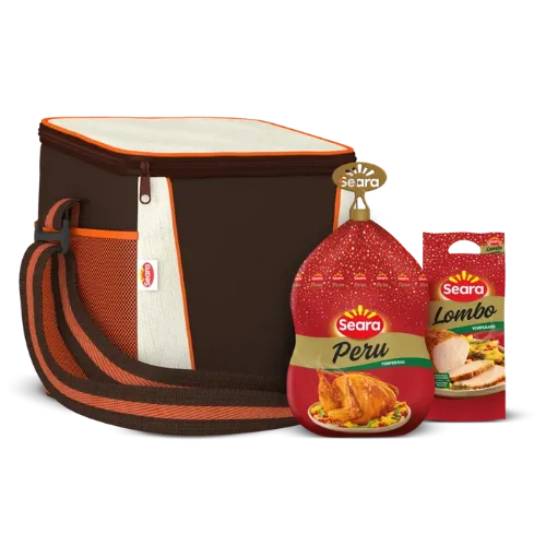 A imagem mostra um kit da Seara com uma bolsa térmica marrom com detalhes laranja e bege, junto a dois produtos alimentícios. O primeiro é um Peru, com embalagem vermelha e dourada. Ao lado, há uma embalagem de Lombo, com cores vermelha e verde. Esses produtos são carnes prontas para preparo, ideais para ocasiões especiais e festas.