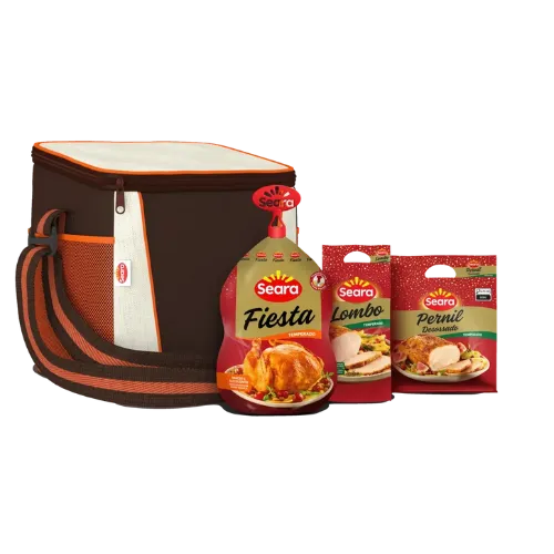 Kit Realize com uma bolsa térmica marrom com detalhes laranja e três produtos alimentícios. Os itens são: um frango temperado 