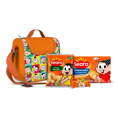 Kit Turma da Mônica contém uma bolsa térmica com design colorido e personagens da Turma da Mônica em quadrados coloridos. Ao lado da bolsa, estão três produtos alimentícios: um pacote de 'Pão de Queijo,' uma caixa de 'Empanados Tradicional' da marca Seara e um Bolinho de cenoura com chocolate Turma da Mônica, todos estampados com personagens da Turma da Mônica.