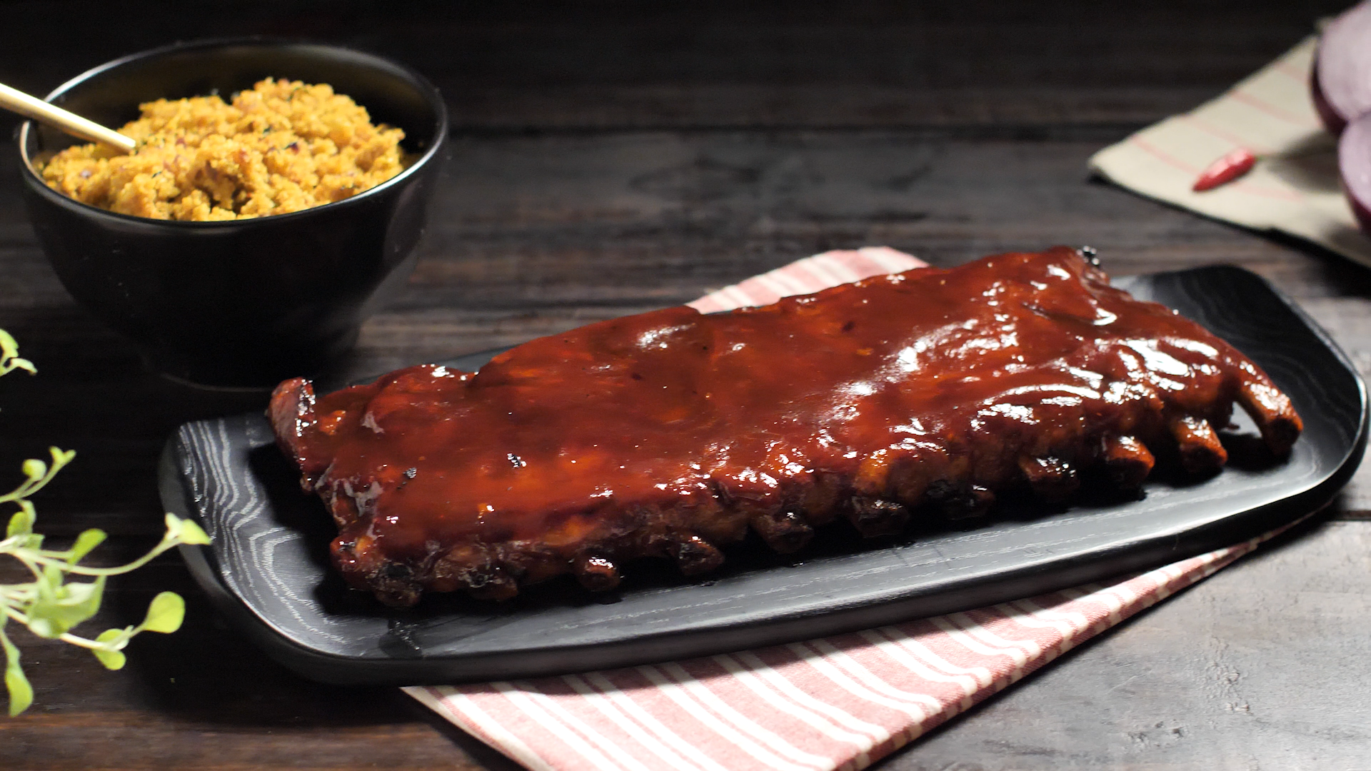 Costelinha de Porco ao Molho Barbecue com Couscous de Couve-Flor