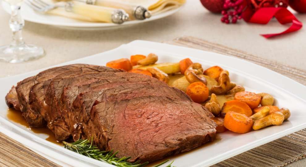 Fatia de carne assada com legumes coloridos