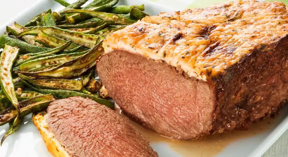Carne assada suculenta com legumes grelhados