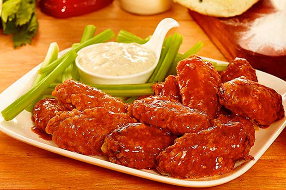 Asas de frango com molho e talos de aipo