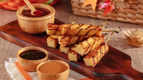 O espetinho de queijo coalho com esses molhos irresistíveis não pode ficar de fora da festa junina