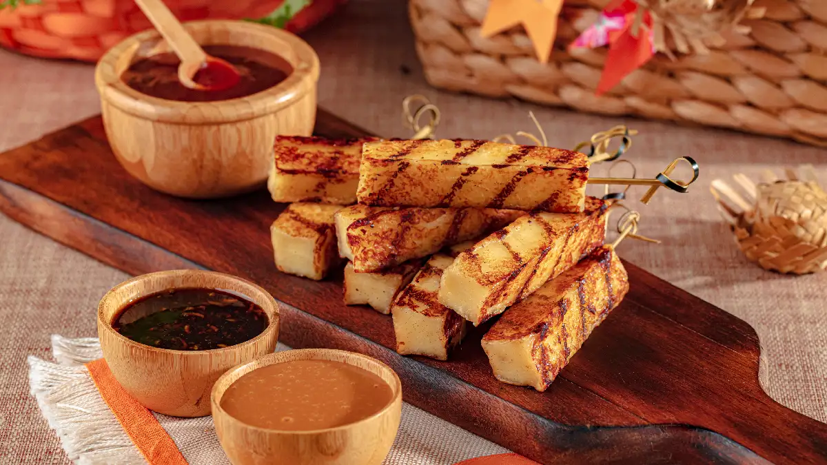 O espetinho de queijo coalho com esses molhos irresistíveis não pode ficar de fora da festa junina