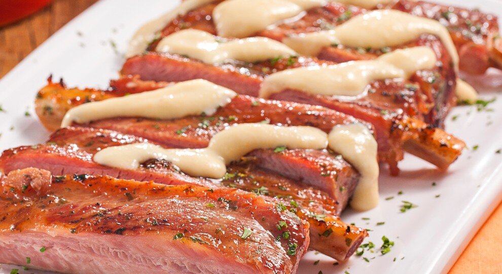 Costelas grelhadas com molho branco cremoso