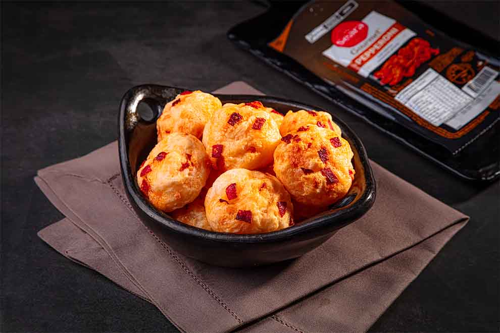 Bolinho de queijo com pedacinhos de bacon