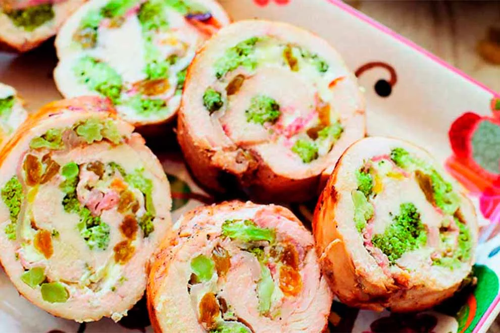 file de frango recheado com brocolis bacon e cream cheese dentro de uma travessa