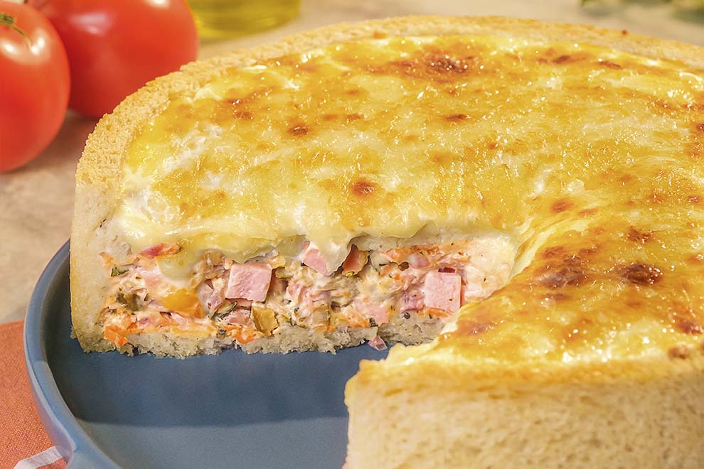 Torta salgada de pão com recheio e queijo gratinado