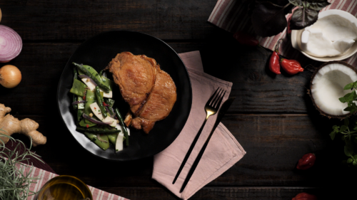 Bisteca de Porco com Ervilha-Torta e Vagem Salteada com Coco