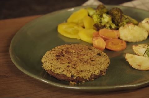 Hambúrguer Vegano com Crosta de Ervas e Batatas Rústicas Assadas