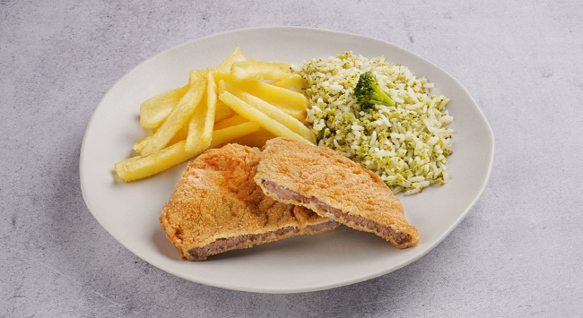 Bife à milanesa servido com a arroz de brócolis e batata frita.