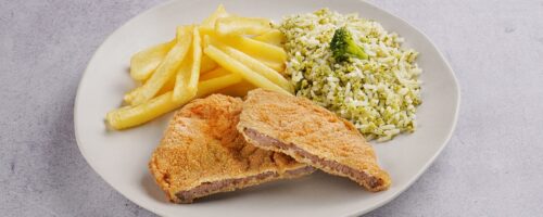 Bife à Milanesa de Frango com Arroz de Brócolis e Batata Frita