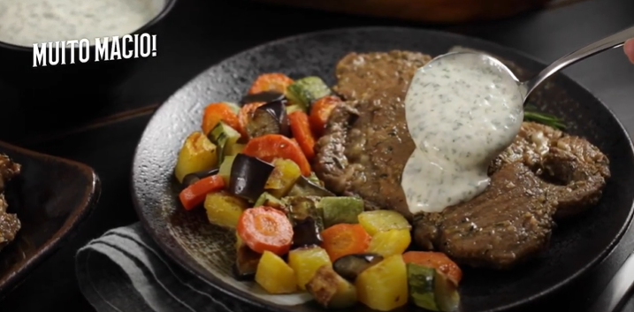 Bife Ancho Fatiado com Molho de Iogurte
