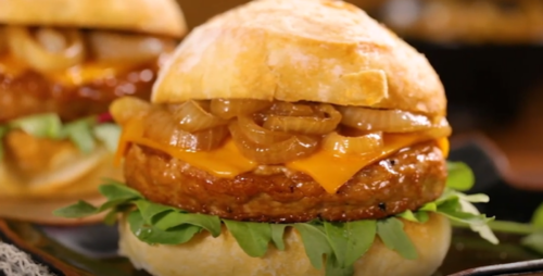 Choripán Burger com Cheddar e Cebolas Caramelizadas