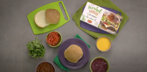 Hambúrguer Vegano com Barbecue e Picles de Cebola Roxa