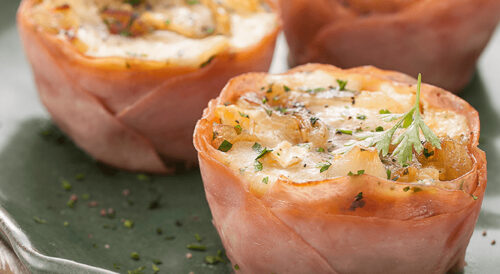 Cestinha de Peito de Peru com Queijo Brie e Cebolinha