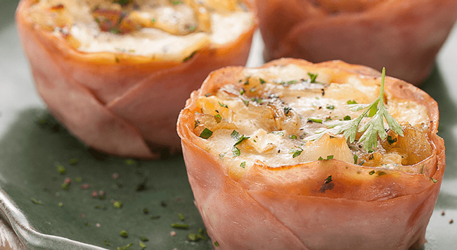 Cestinha de Peito de Peru com Cebola, Queijo Brie e Cebolinha