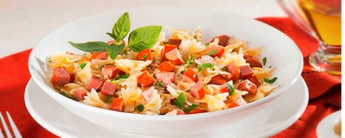 Salada de Macarrão e Salsicha ao Azeite de Manjericão