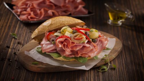 Sanduíche de Mortadela Defumada com Salada Niçoise