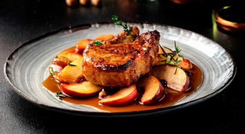 Maçãs caramelizadas e costeletas de porco: combinação perfeita