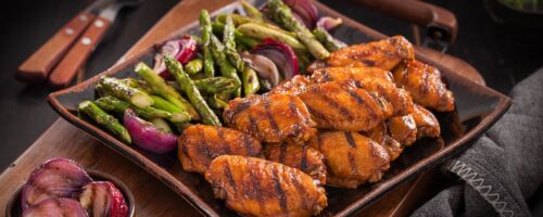 Meio da Asa com Aspargos e Cebolas Roxas