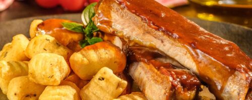 Nhoque Frito com Costela Barbecue