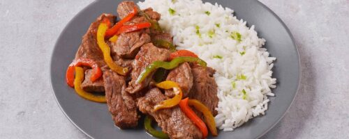 Pêra do coxão mole com pimentões e arroz branco