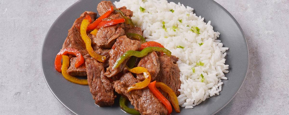 Pêra do coxão mole com pimentões e arroz branco