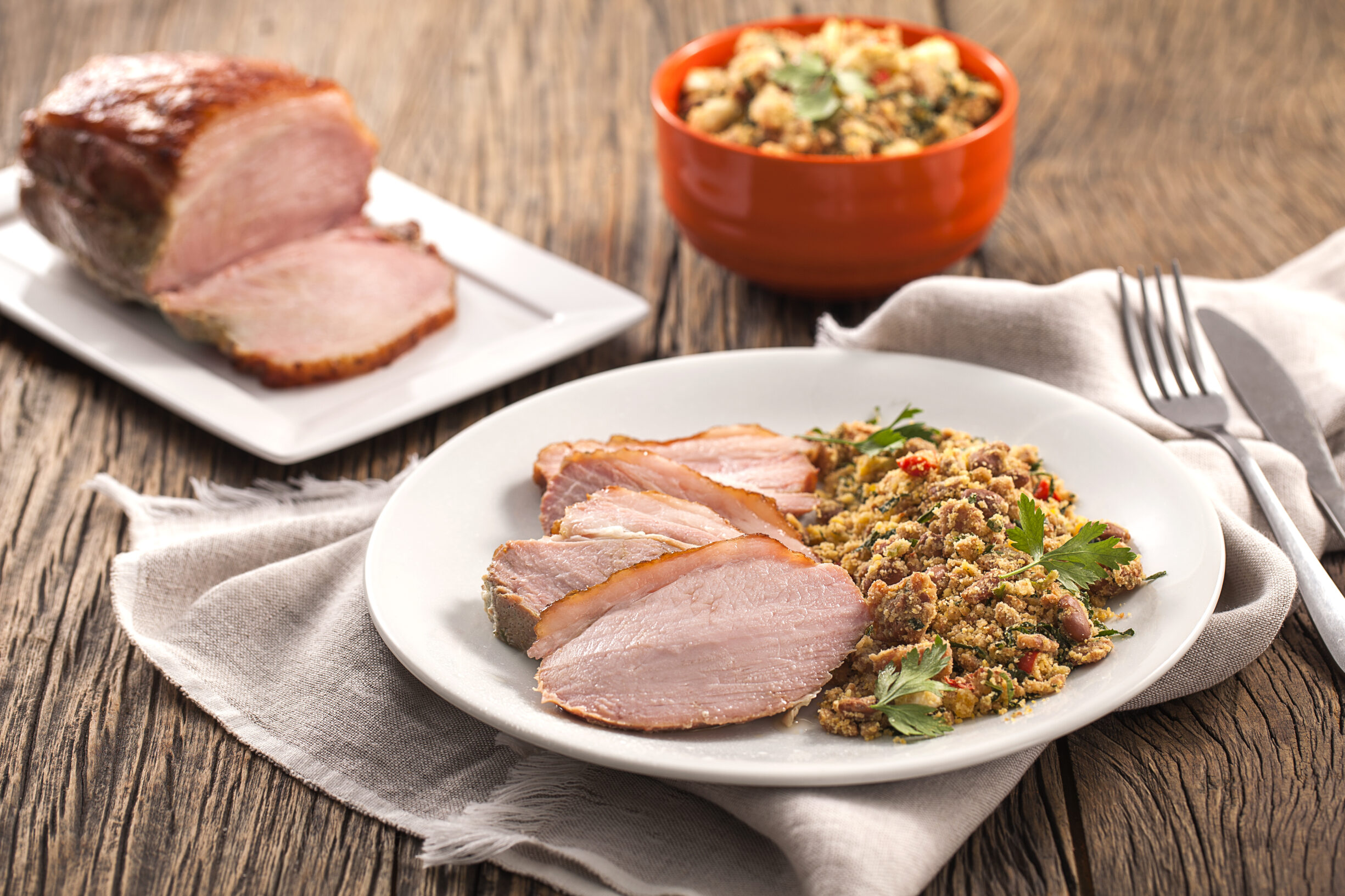 Pernil Suíno com Feijão Tropeiro e Couve