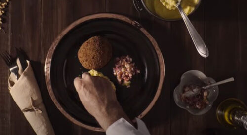 Polpetone com Vinagrete de Maçãs e Purê de Mandioquinha