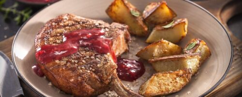 Prime Rib Servido com Batatas Coradas e Molho de Framboesa