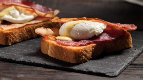 Ovos Beneditinos com Bacon