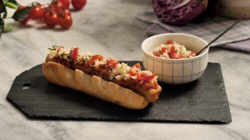 Salsicha Vegana ao Molho Vermelho com Vinagrete