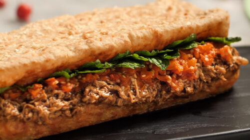 Sanduíche de Pão de Queijo Recheado com Pernil Vegetal Desfiado