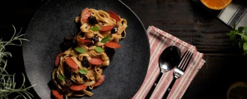 Macarrão ao Funghi com Chips de Pepperoni