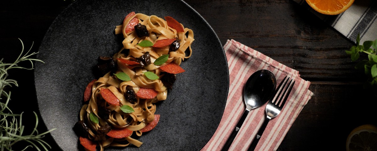 Macarrão ao Funghi com Chips de Pepperoni